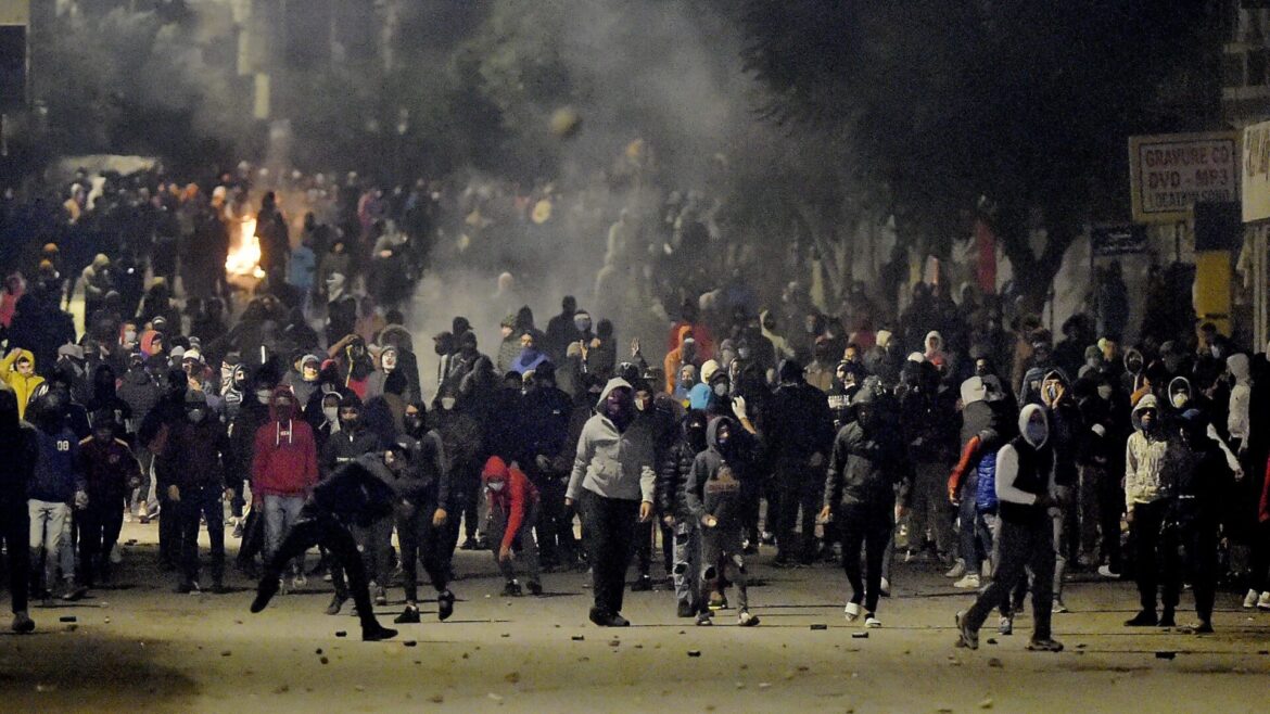 Young Tunisians revolt in night protests in Tunis in 2021