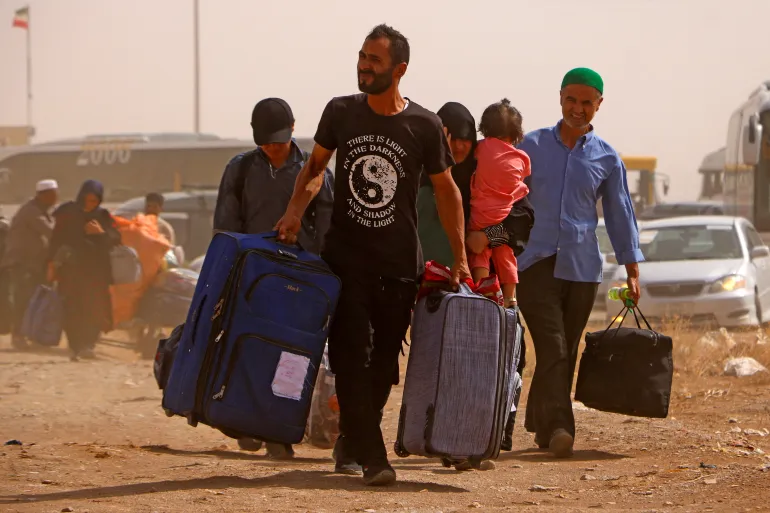 Afghan refugees arrive from Iran at the lslam Qala border crossing